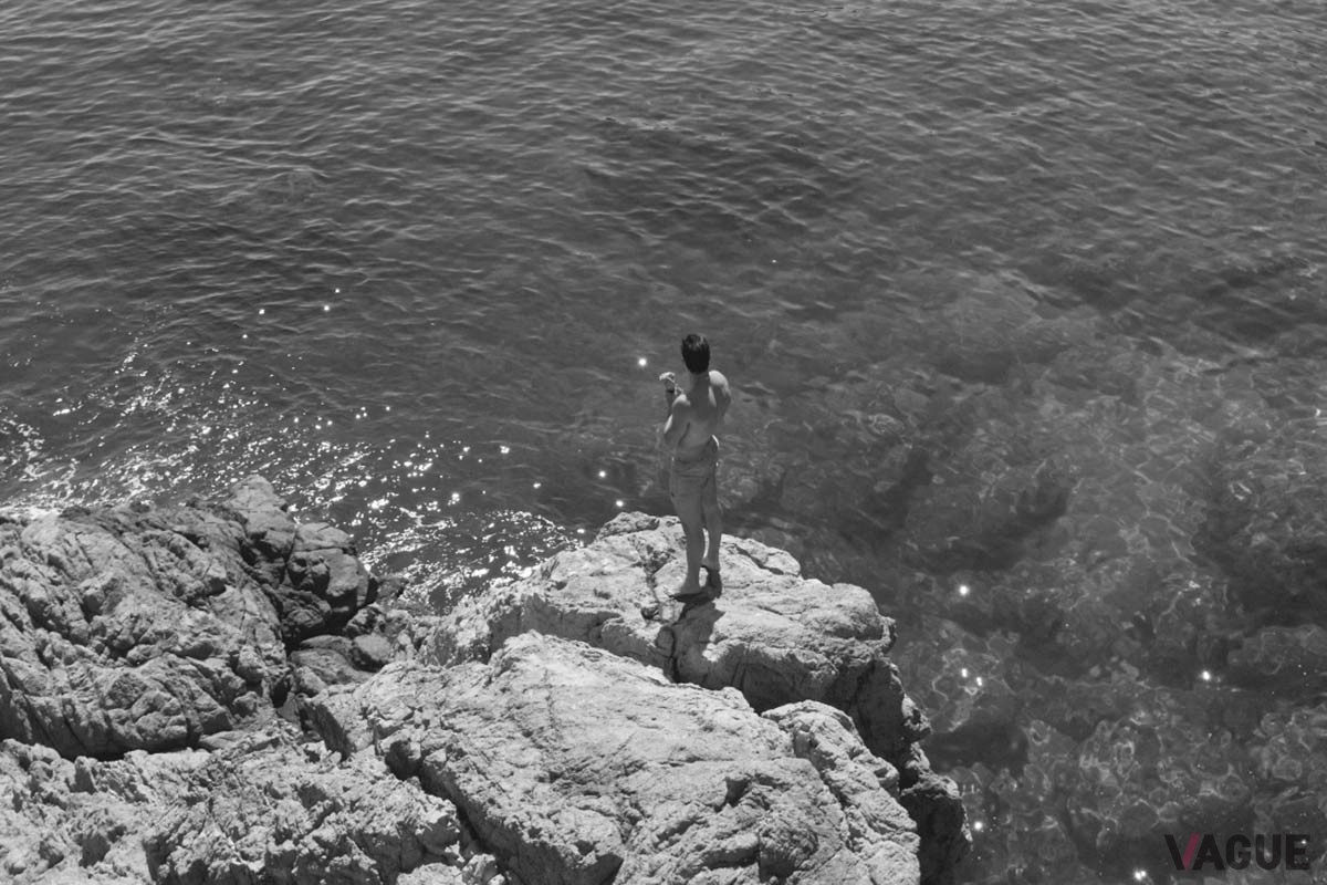 オリスベアのような水着姿の時にも、オールブラックのウォッチさえ身につければコーディネートが締まるかも