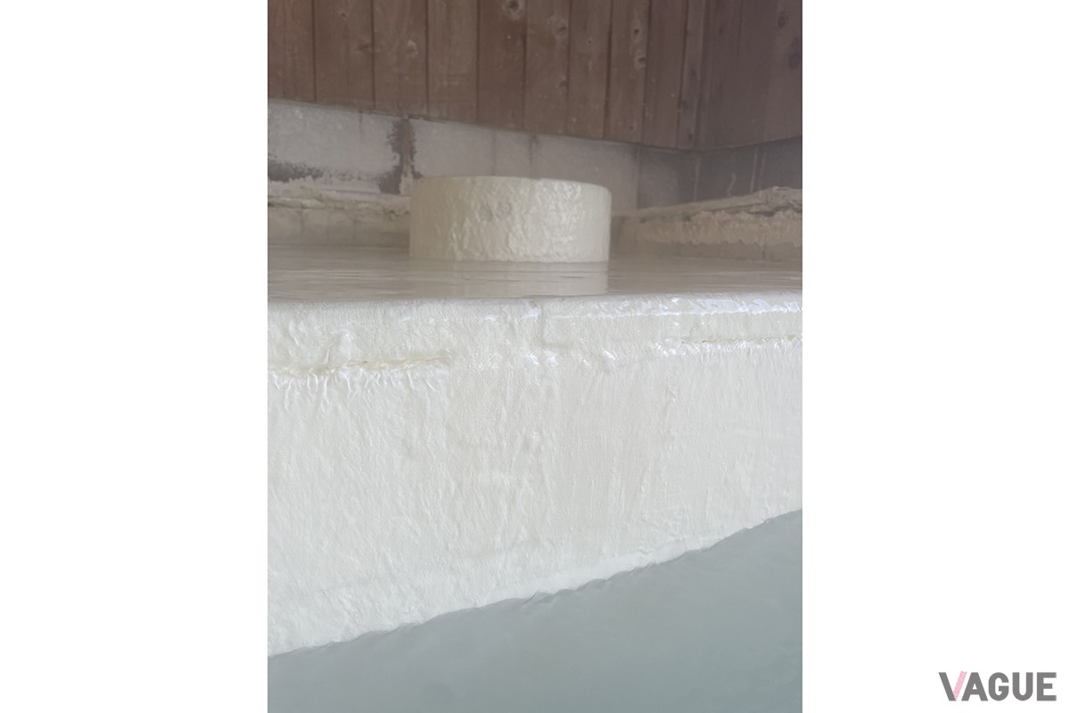 内湯の「湯口」。白い湯の花がたっぷりと付着している