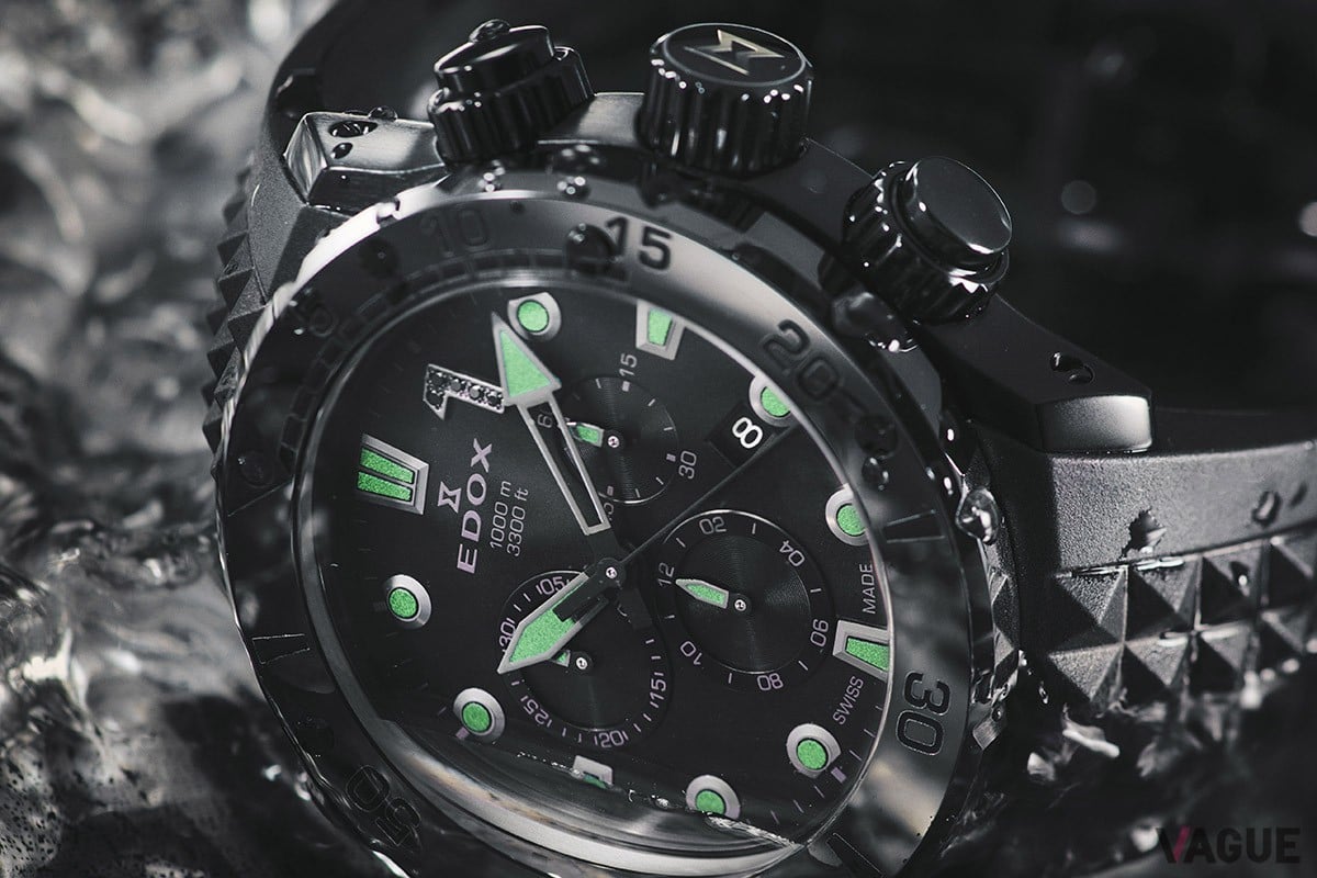 針とインデックスには光の届かない深海での視認性を確保するための蓄光素材をあしらう