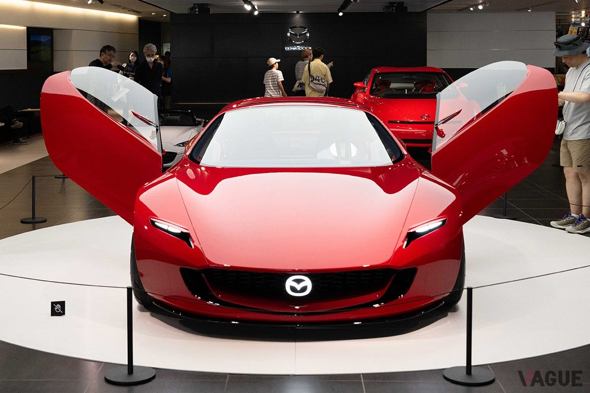 ロータリーエンジン搭載」赤と白のスポーツカー実車展示！ “ナマ