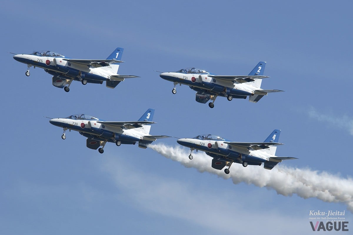 圧巻のアクロバット飛行を披露するブルーインパルスチーム