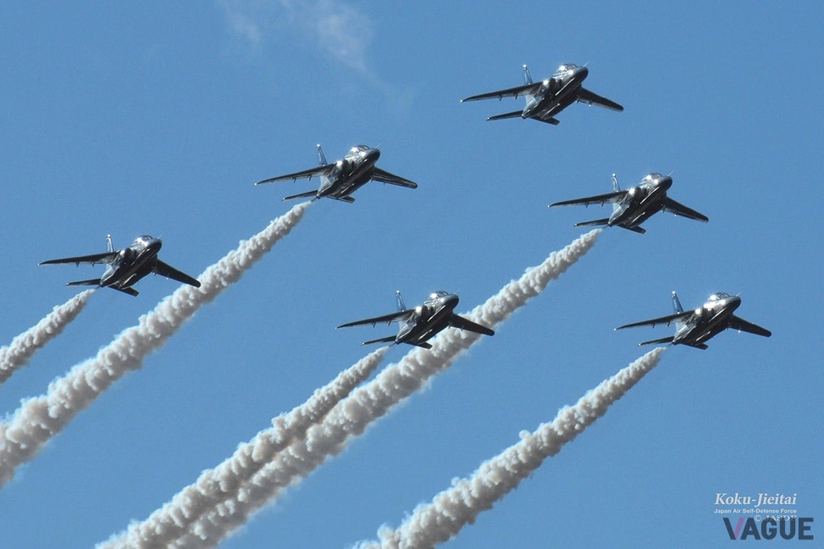 圧巻のアクロバット飛行を披露するブルーインパルスチーム