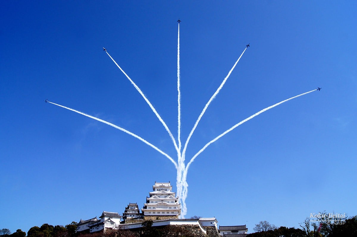 圧巻のアクロバット飛行を披露するブルーインパルスチーム