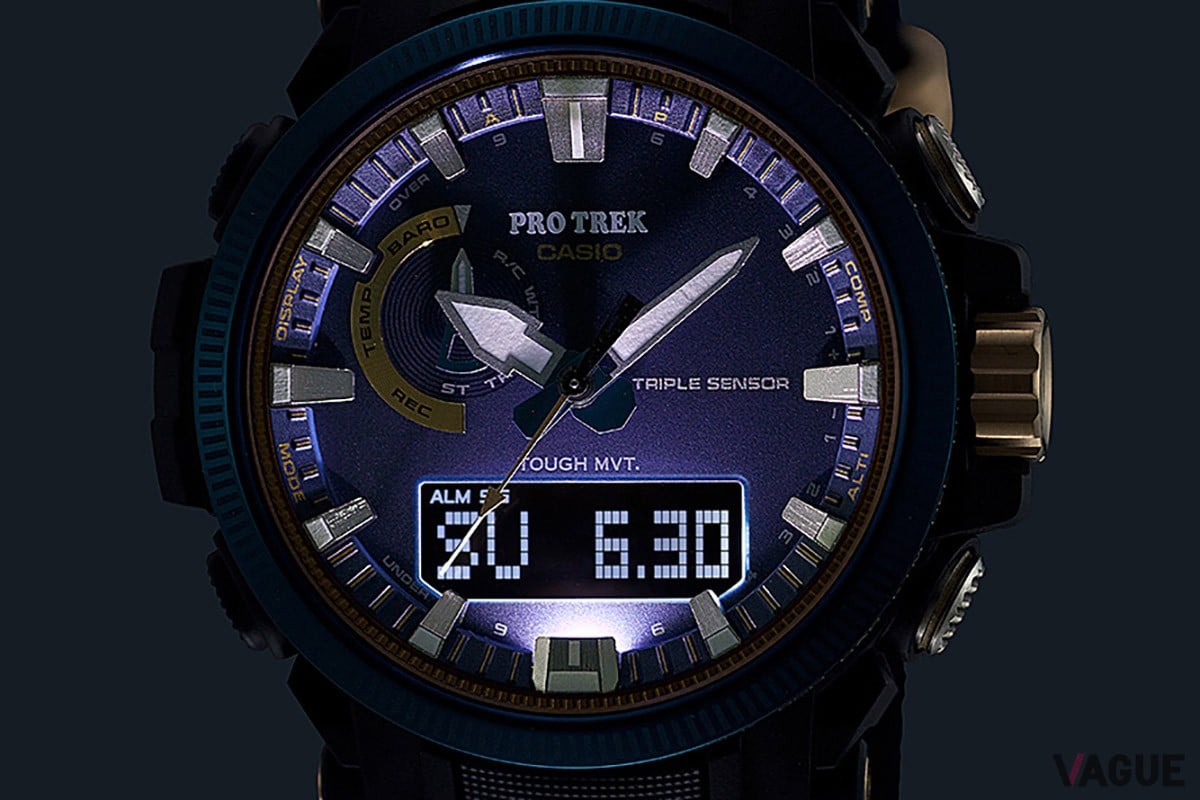 プロトレックのLED発光時の姿。