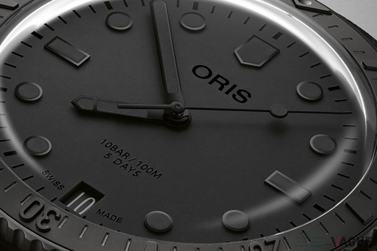 ストラップにはストライプで構成された斜め市松模様が施されファッショナブル