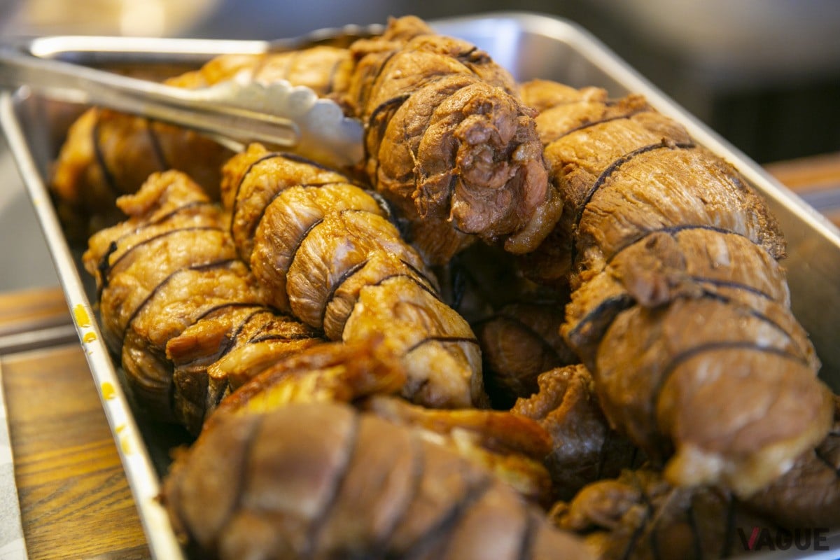 店主がイチから仕込んで作る自家製チャーシュー。これが麺類とポークライスに入っている