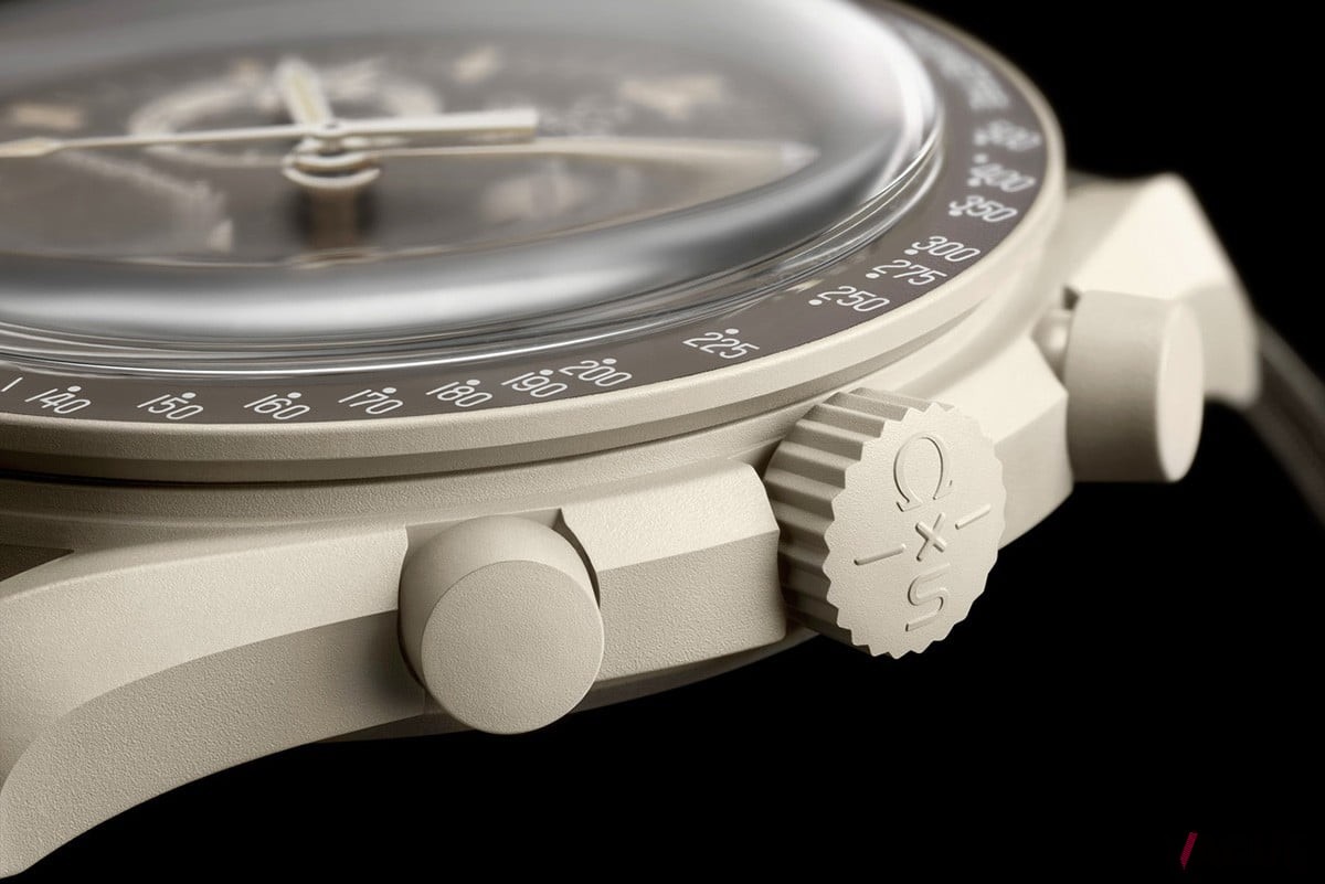 クラウンにも刻まれる両ブランドのコラボロゴ