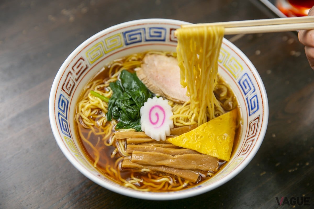 醤油味のキリッとしたスープに、縮れ麺、メンマ、ナルト、チャーシュー、薄焼き卵はまさに支那そば！