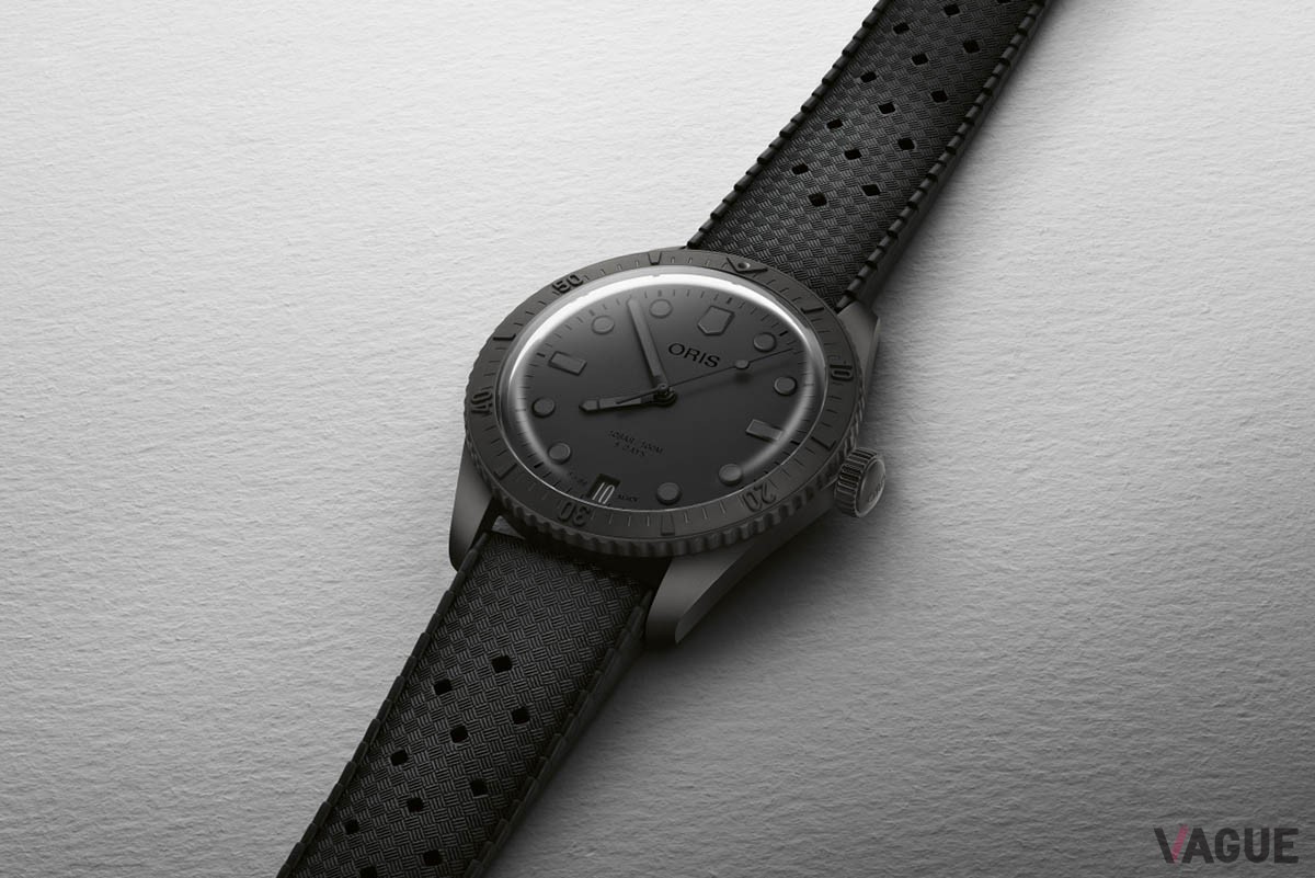 針やインデックスにはスーパールミノバが施されるがそれもブラックでまとめている