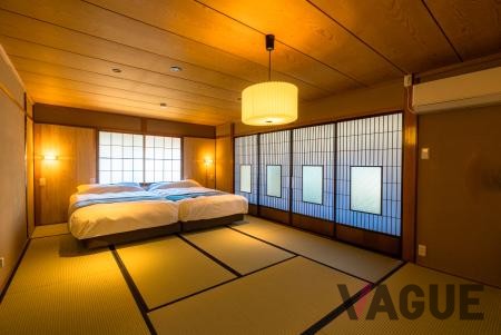 角室に設置された120cm以上の「SIMMONS社」のベッドで質の高い眠りへ