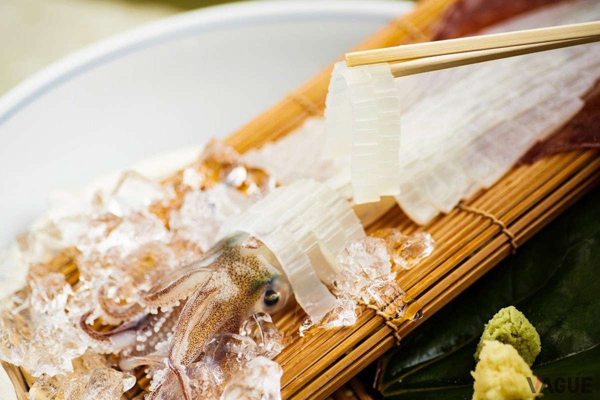 活きたまま水揚げされる「活白イカ」の姿造り