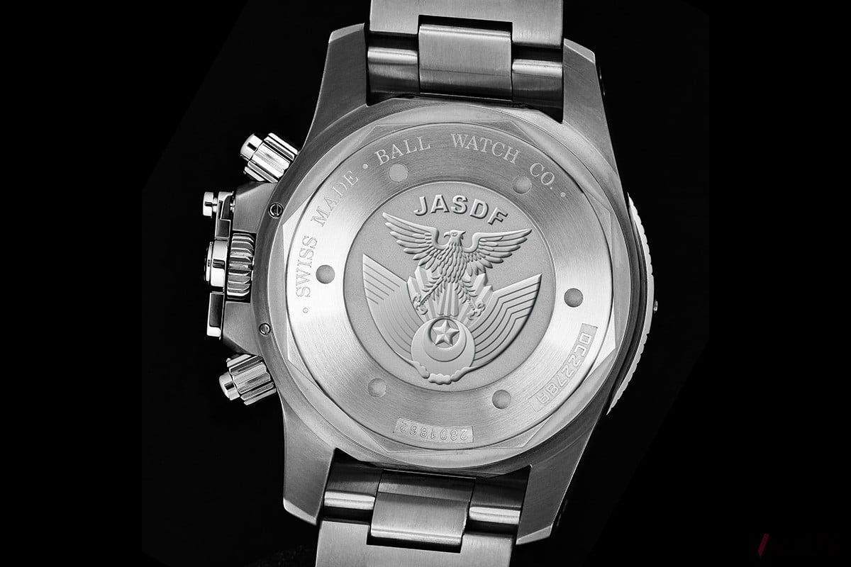 裏蓋には航空自衛隊（JASDF）のシンボルマークがエンボス