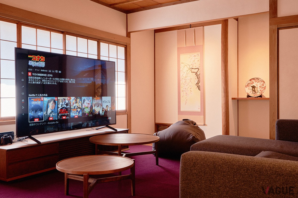 レトロな雰囲気を醸すインテリアに囲まれながら、⼤きな画⾯でテレビゲームやネットフリックスなどの各種配信サービスを楽しむことも可能
