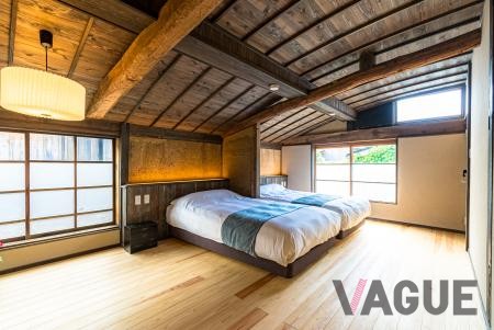 格子窓で日光の光を浴びられる寝室