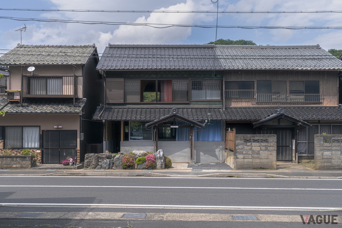 二階建ての古民家を改修した宿