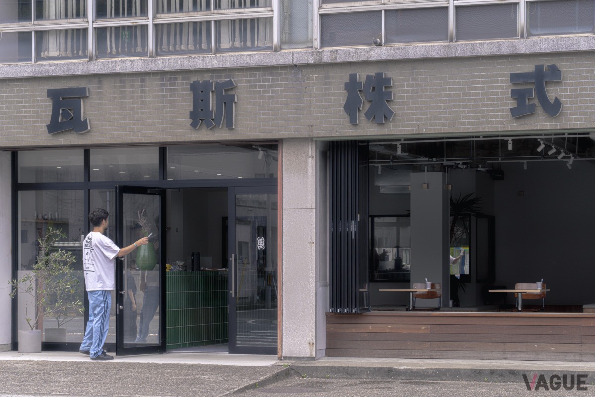 赤レンガ倉庫近くで華やかな存在感を放つカフェ
