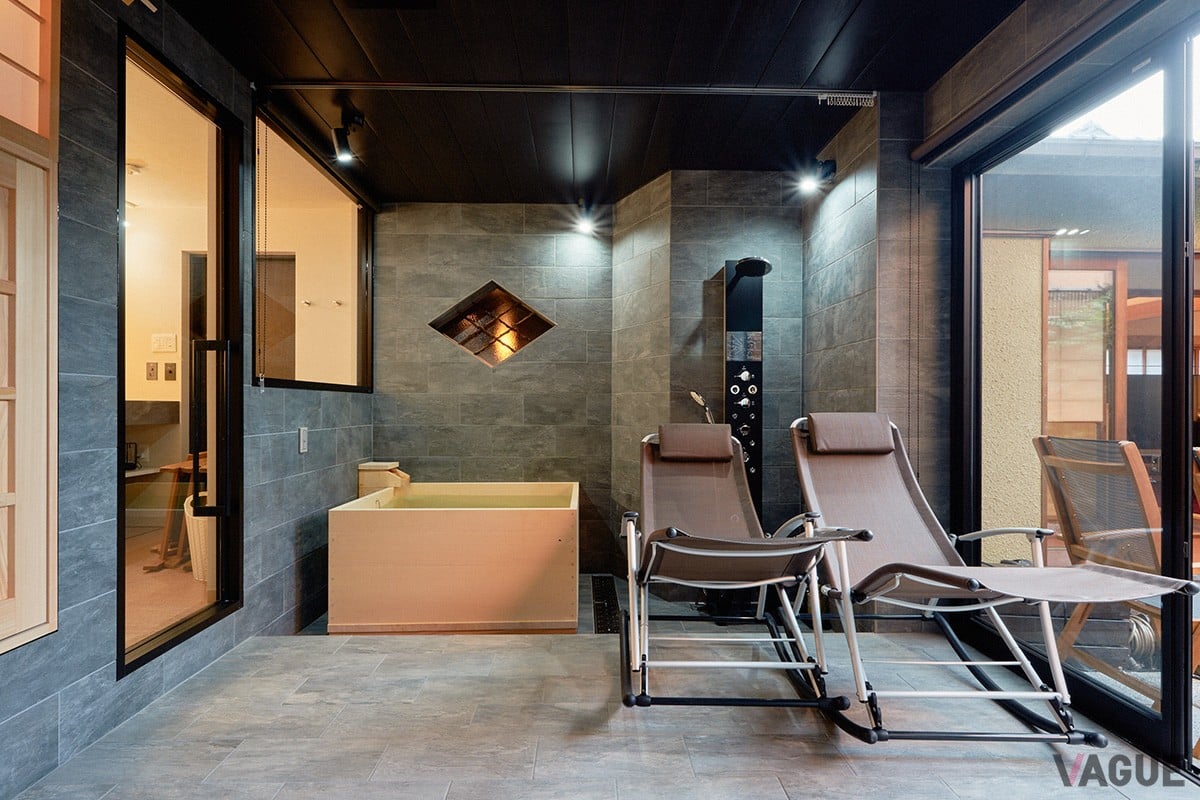 プライベートサウナの隣には半露天風呂を完備