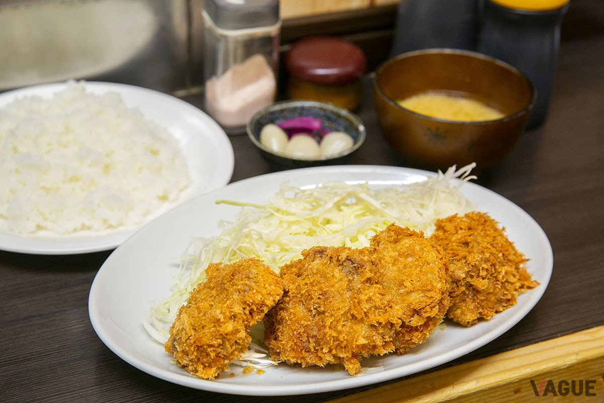 ひれかつ定食1650円。定食にはご飯、味噌汁、お新香がついてくる。荒めの衣のザクっと感がたまらない