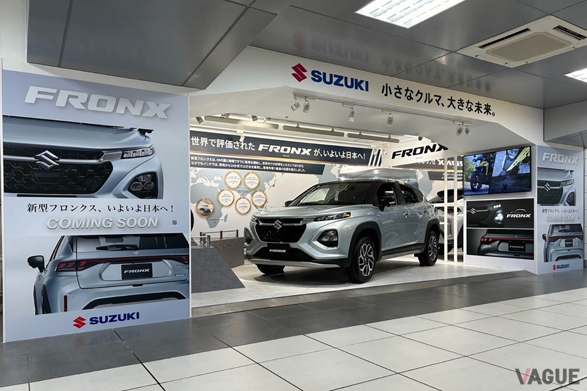 JR浜松駅の新幹線改札内に先行展示されたスズキ新型「フロンクス」