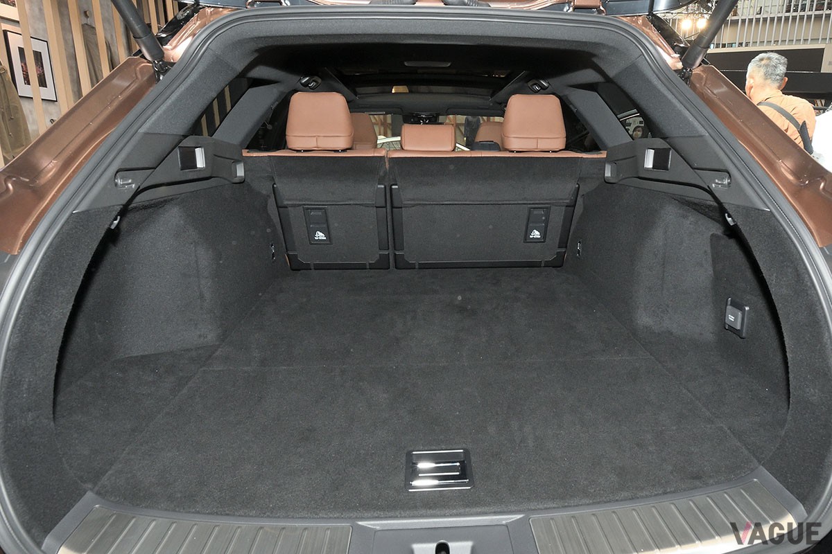 トヨタ新型「クラウン・エステート」は、後席の背もたれを倒すと全長2mオーバーのフラットなラゲッジスペースが出現