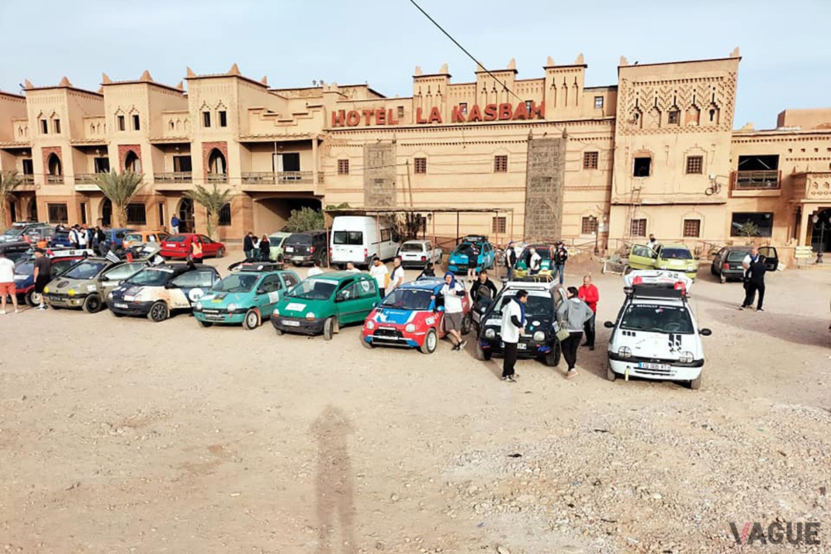 スペインのサン・セバスティアンからモロッコのマラケシュまでの2500マイルを走破する「トゥインゴ・レイド」（C）BLUE RALLY