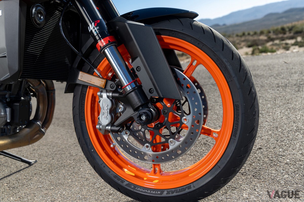 KTM発のネイキッドバイク「DUKE」シリーズのトップグレードに位置する「990 DUKE」