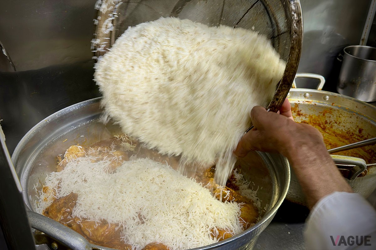 そのまた上にお米、カレーと、何層にも重ねていきます