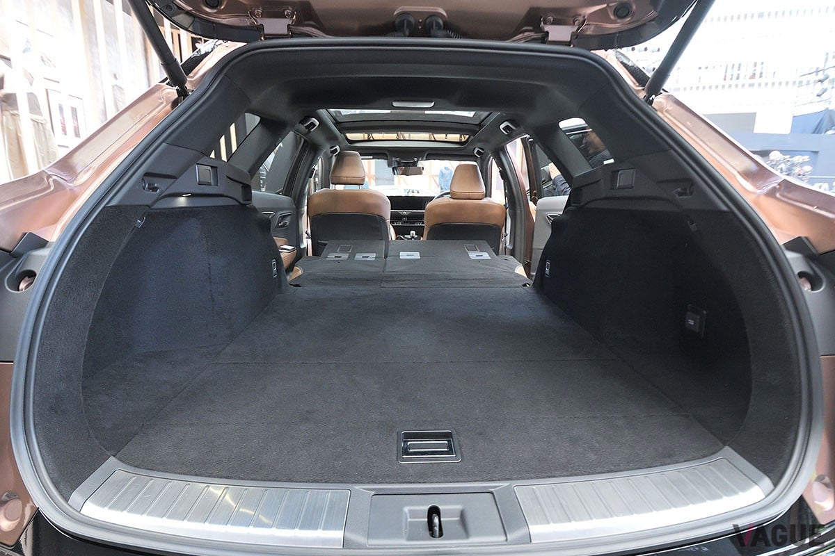 トヨタ新型「クラウン・エステート」は、後席の背もたれを倒すと全長2mオーバーのフラットなラゲッジスペースが出現