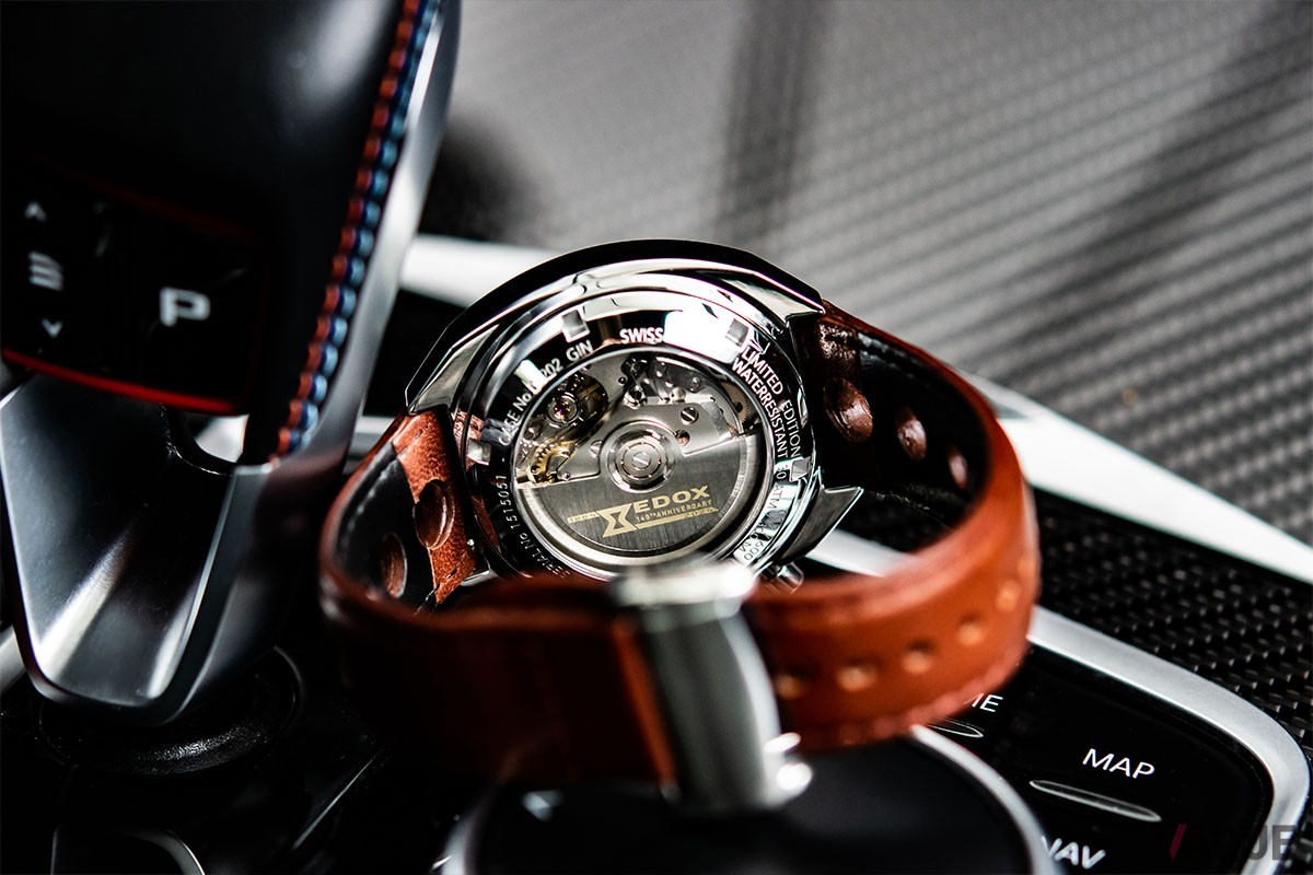 シースルーバックからはエドックス自社製のムーブメント「EDOX082」がのぞきます