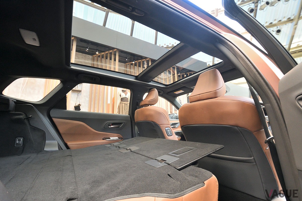 トヨタ新型「クラウン・エステート」は、後席の背もたれを倒すと全長2mオーバーのフラットなラゲッジスペースが出現