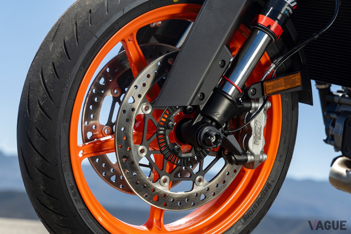 KTM発のネイキッドバイク「DUKE」シリーズのトップグレードに位置する「990 DUKE」