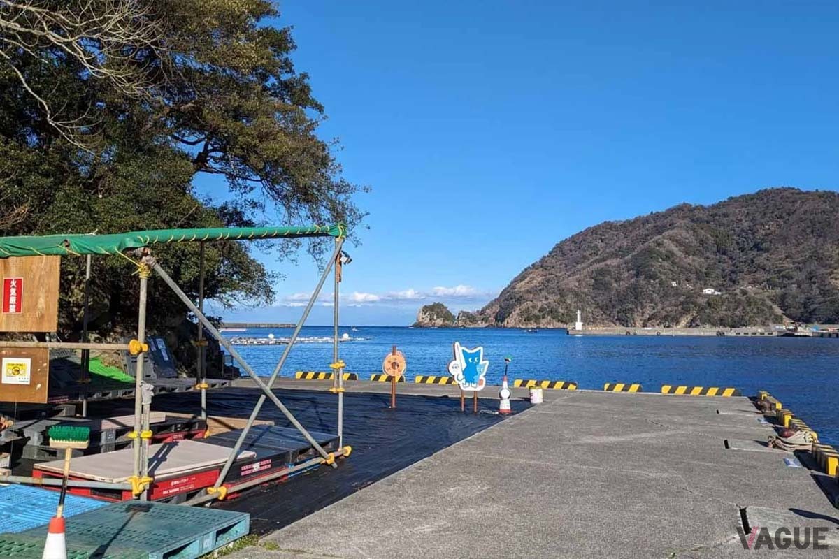 南側駐車場が近くアクセスしやすい人気ポイントの「赤崎堤防」。日除けエリアもあり、ファミリーにも最適