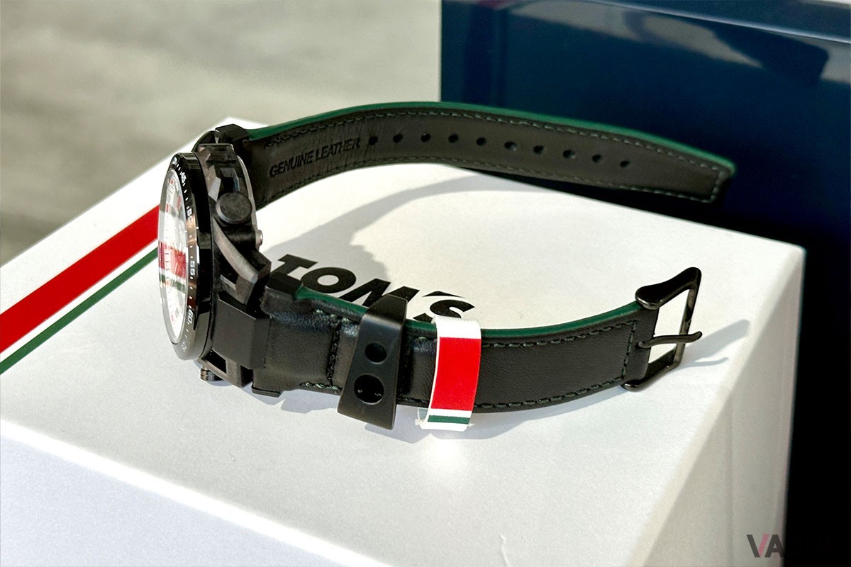 手に取るとその軽さに驚かされます。レザー製のベルトの手触りもかなり上質