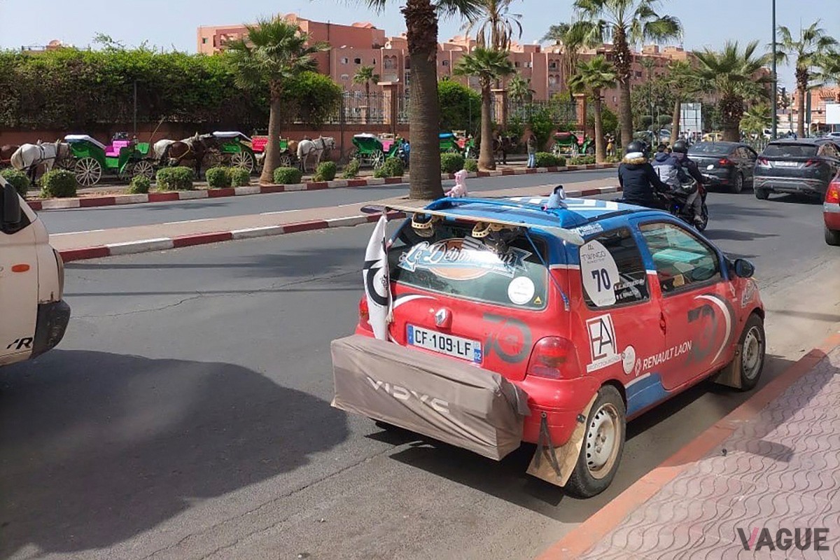 スペインのサン・セバスティアンからモロッコのマラケシュまでの2500マイルを走破する「トゥインゴ・レイド」（C）BLUE RALLY