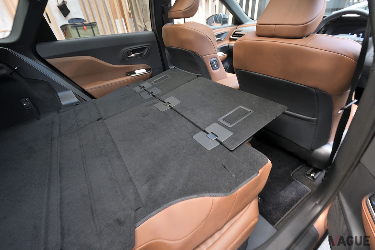 トヨタ新型「クラウン・エステート」は、後席の背もたれを倒すと全長2mオーバーのフラットなラゲッジスペースが出現