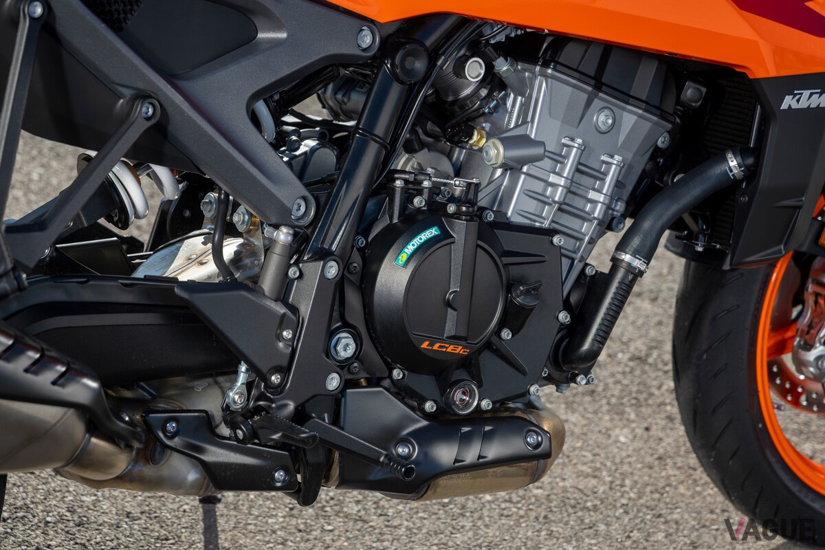 KTM発のネイキッドバイク「DUKE」シリーズのトップグレードに位置する「990 DUKE」