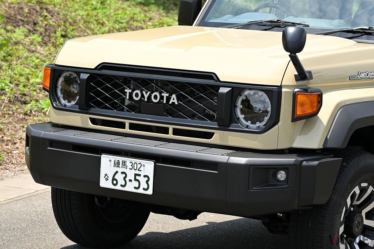 大幅にモダナイズされたものの、イマドキのクルマとは明確に感覚が異なるトヨタ新型「ランドクルーザー70」