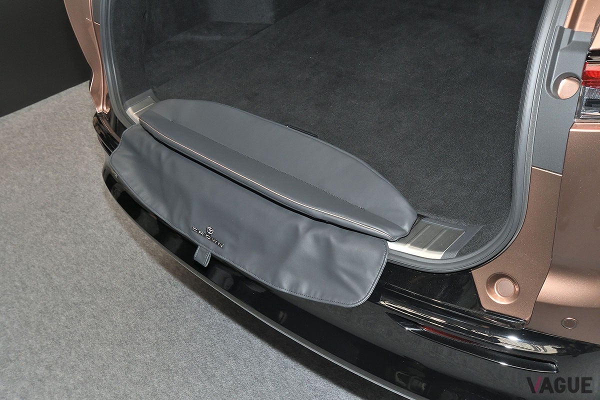 トヨタ新型「クラウン・エステート」は、後席の背もたれを倒すと全長2mオーバーのフラットなラゲッジスペースが出現