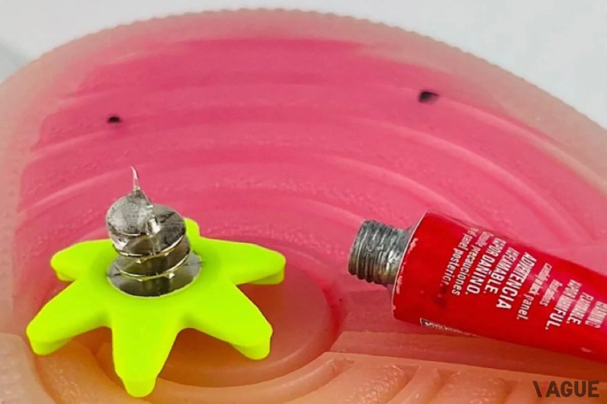 市販のスニーカーをゴルフシューズへと変身させられるユニークなDIYキット「ゴルフキックス」