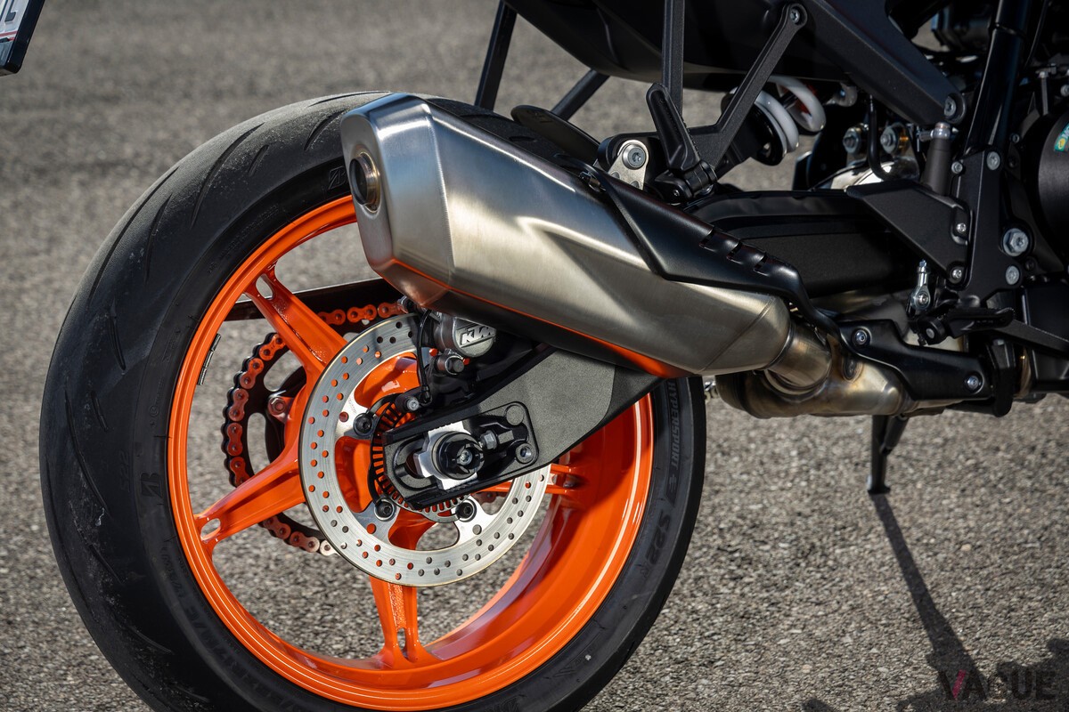 KTM発のネイキッドバイク「DUKE」シリーズのトップグレードに位置する「990 DUKE」