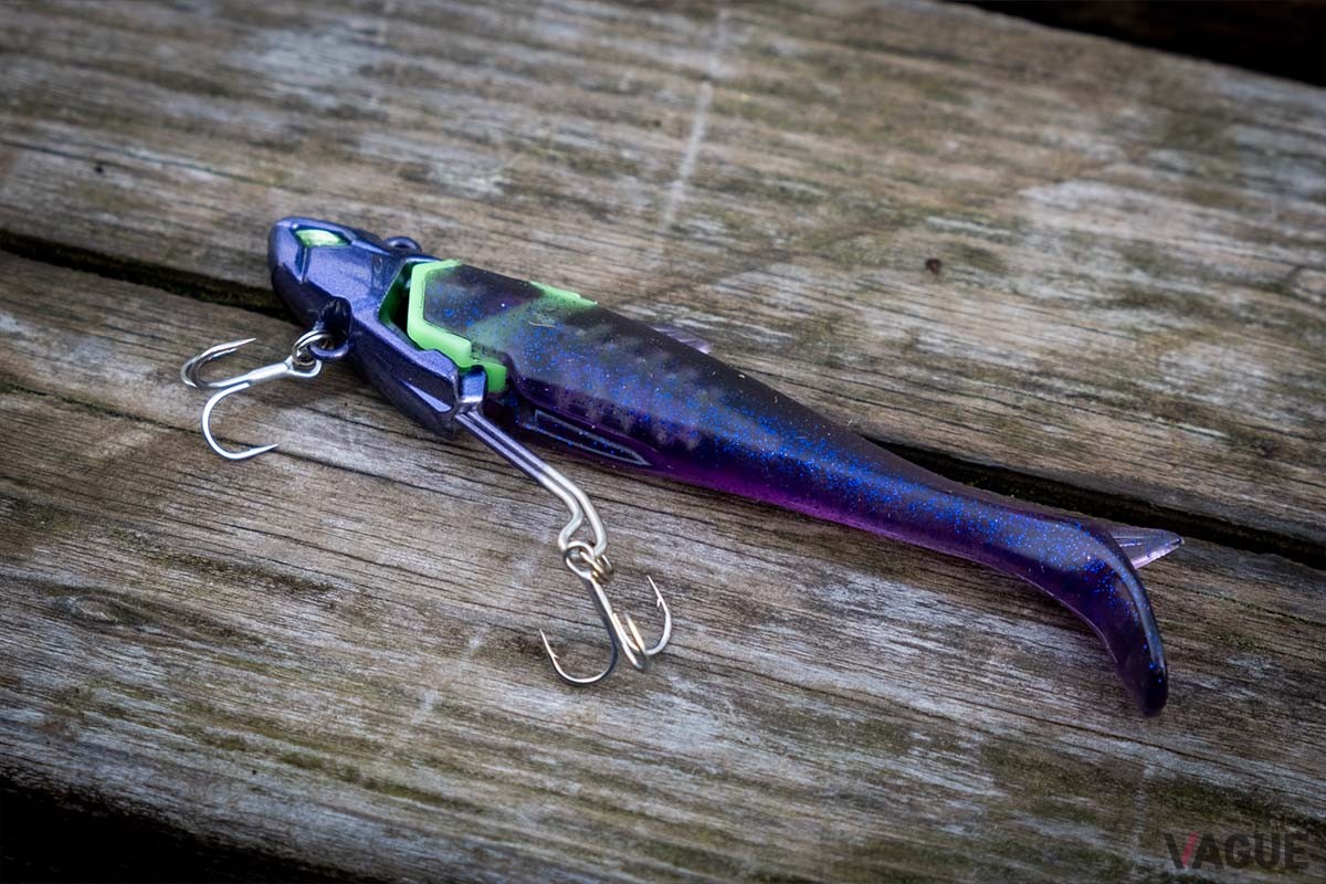 ワームの先端部の切り欠きをジグのフックに掛け、上から軽く押し込むと「パチン」と軽快に固定されます