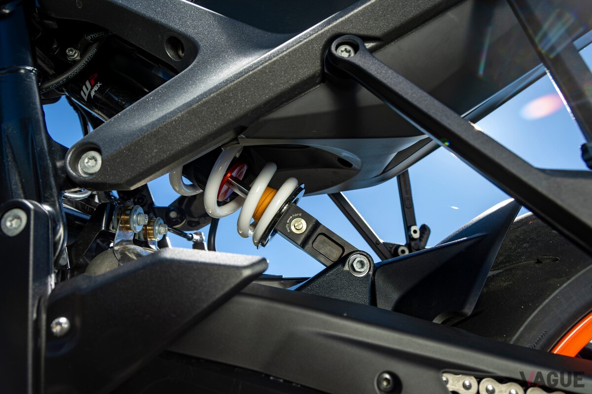KTM発のネイキッドバイク「DUKE」シリーズのトップグレードに位置する「990 DUKE」
