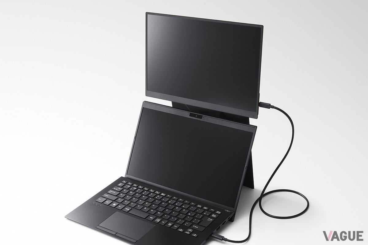 PCの上部にもうひとつ画面を並べる上下2画面の拡張デスクトップ。省スペースで設置でき、長時間の作業でも姿勢や目に負担がかかりにくいというメリットがある