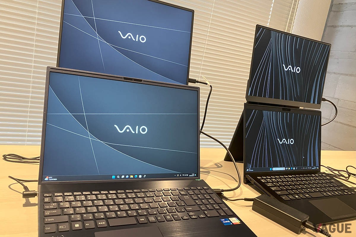 上下2画面の拡張デスクトップのデモンストレーション（プレス向け内覧会より）