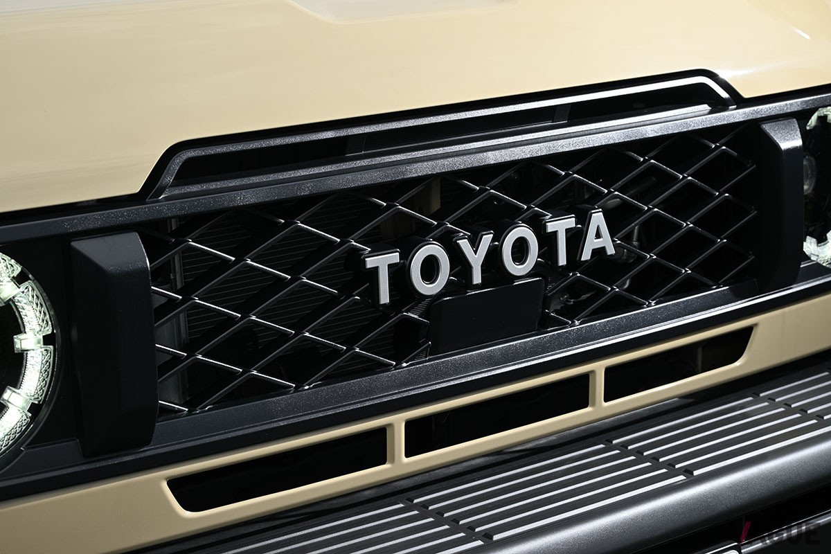 大幅にモダナイズされたものの、イマドキのクルマとは明確に感覚が異なるトヨタ新型「ランドクルーザー70」