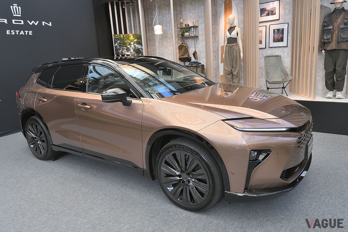 トヨタ新型「クラウン・エステート」は、後席の背もたれを倒すと全長2mオーバーのフラットなラゲッジスペースが出現