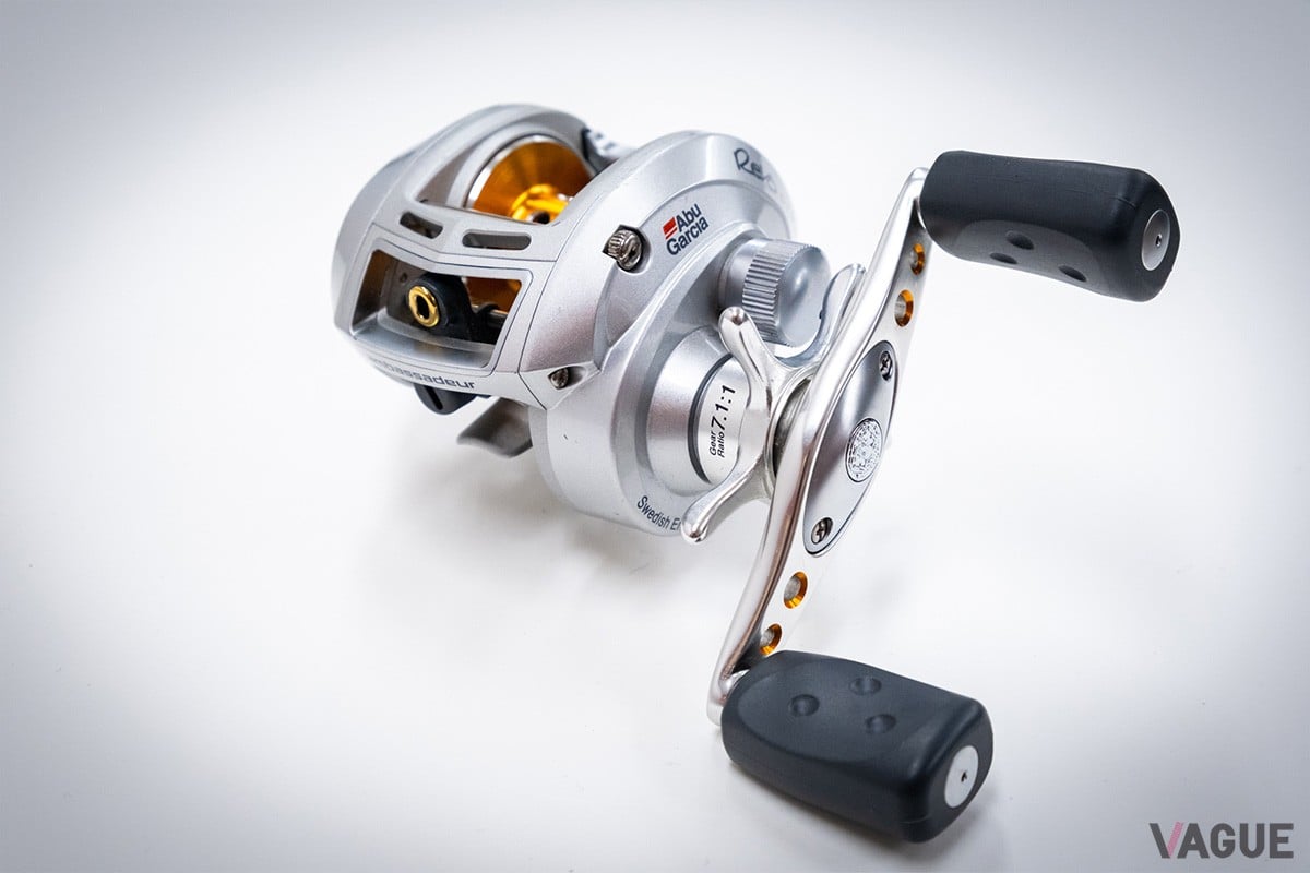 2006年にローンチした「REVO」シリーズ。大径化したギアをリール下部にオフセットすることでロープロファイル化が加速します