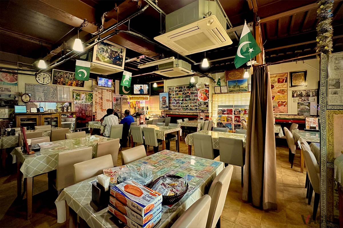店内ではパキスタン紳士が集い、クリケットの試合が流れるなど適度なアウェー感が楽しめます