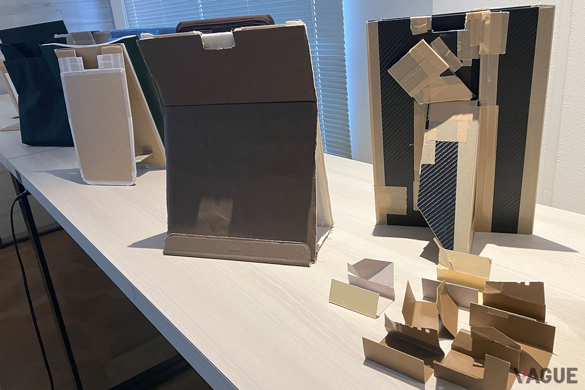 スタンド兼カバーを縦方向で設置するための試作の数々。安定感を実現するためにさまざまな試行錯誤が重ねられていたことがわかる（プレス向け内覧会より）