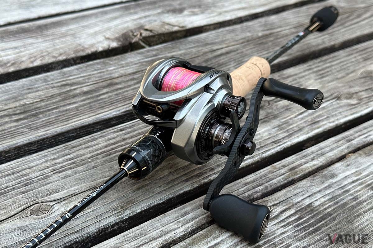 投げやすいスピナーはベイトフィネスタックルでも快適。写真は筆者の常用するタックル。ロッド：AbuGarcia「エラディケーターEBTC-55ULT-ST」（4万1800円、消費税込）、リール：AbuGarciaの「ZENON（ゼノン）LTX-L」（4万7850円、消費税込）